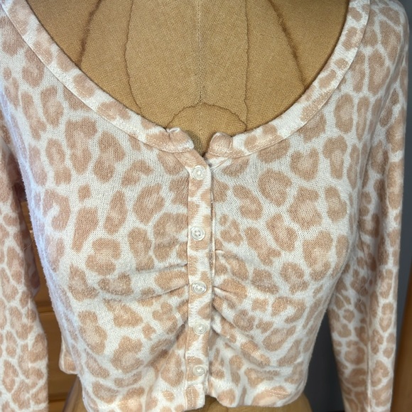 EUC Colsie size Medium pink Cheetah print crop cardigan - Picture 5 of 8